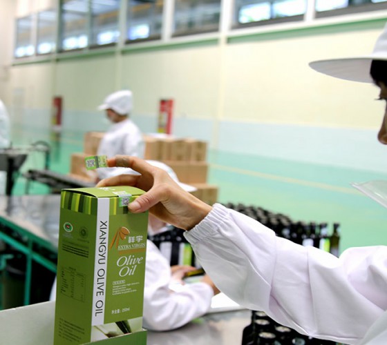 公司國(guó)通“訂單農(nóng)業(yè)”模式，獨(dú)創(chuàng)8小時(shí)限時(shí)鮮榨，從手工采摘、按質(zhì)收購(gòu)、便捷運(yùn)輸、純物理冷榨、充氮低恒溫儲(chǔ)存、灌裝等全程管理，并通過(guò)嚴(yán)格的品質(zhì)控..