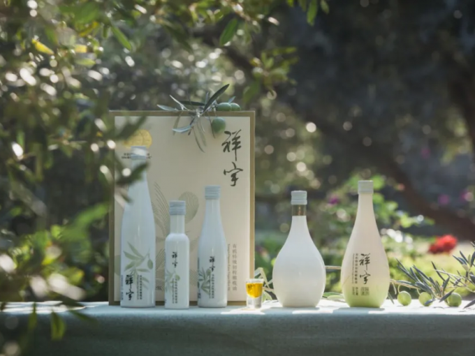 從甘肅隴南的青山幽谷，到一線(xiàn)城市的高端賣(mài)場(chǎng)；從一顆油橄欖在晨露中初綻的青澀，到一..